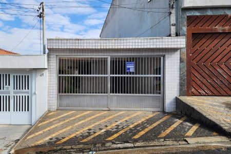 Casa à venda com 104m², 2 quartos e 2 vagas Casa à venda com 104m², 2 quartos e 2 vagasFachada