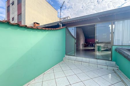 Casa à venda com 192m², 3 quartos e 2 vagas Casa à venda com 192m², 3 quartos e 2 vagasÁrea Externa