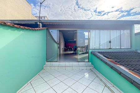 Casa à venda com 192m², 3 quartos e 2 vagas Casa à venda com 192m², 3 quartos e 2 vagasÁrea Externa