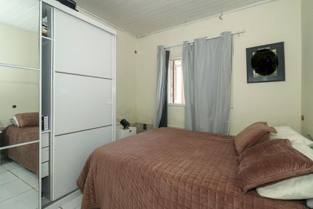 Casa à venda com 120m², 4 quartos e 5 vagasQuarto 3 casa fundos