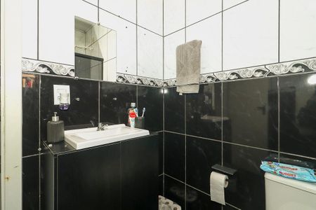 Casa à venda com 120m², 4 quartos e 5 vagasBanheiro casa fundos