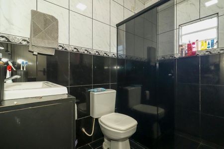 Casa à venda com 120m², 4 quartos e 5 vagasBanheiro casa fundos