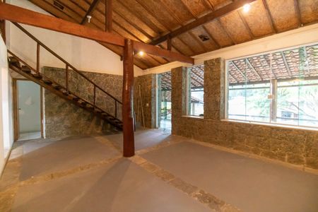 Casa de condomínio para alugar com 250m², 5 quartos e 2 vagasSala