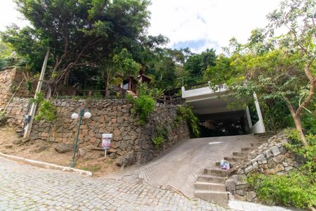 Casa de condomínio para alugar com 250m², 5 quartos e 2 vagasFachada