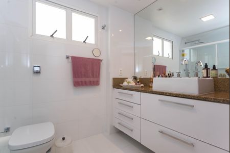 Apartamento à venda com 159m², 4 quartos e 2 vagas Apartamento à venda com 159m², 4 quartos e 2 vagasBanheiro Suíte