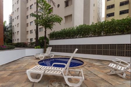 Apartamento à venda com 159m², 4 quartos e 2 vagas Apartamento à venda com 159m², 4 quartos e 2 vagasÁrea Comum - Piscina