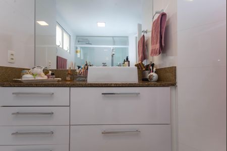 Apartamento à venda com 159m², 4 quartos e 2 vagas Apartamento à venda com 159m², 4 quartos e 2 vagasBanheiro Suíte