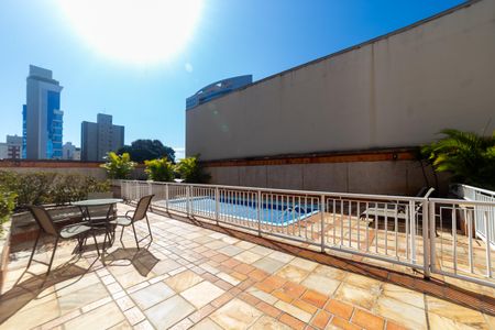 Apartamento à venda com 300m², 4 quartos e 4 vagas Apartamento à venda com 300m², 4 quartos e 4 vagasÁrea comum - Piscina