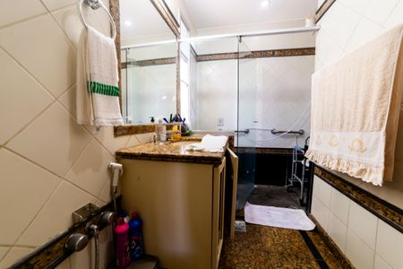 Apartamento à venda com 300m², 4 quartos e 4 vagas Apartamento à venda com 300m², 4 quartos e 4 vagasBanheiro da Suíte