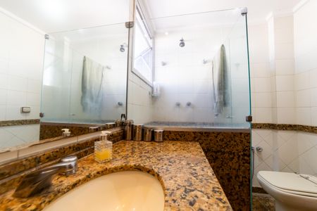 Apartamento à venda com 300m², 4 quartos e 4 vagas Apartamento à venda com 300m², 4 quartos e 4 vagasBanheiro Social 1