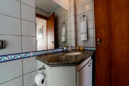 Apartamento à venda com 300m², 4 quartos e 4 vagas Apartamento à venda com 300m², 4 quartos e 4 vagasBanheiro Social 2