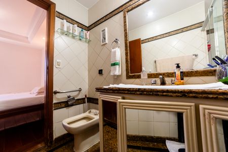 Apartamento à venda com 300m², 4 quartos e 4 vagas Apartamento à venda com 300m², 4 quartos e 4 vagasBanheiro da Suíte