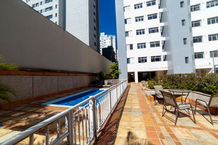 Apartamento à venda com 300m², 4 quartos e 4 vagas Apartamento à venda com 300m², 4 quartos e 4 vagasÁrea comum - Piscina