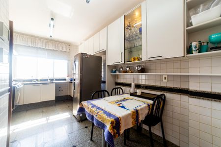 Apartamento à venda com 300m², 4 quartos e 4 vagas Apartamento à venda com 300m², 4 quartos e 4 vagasCozinha