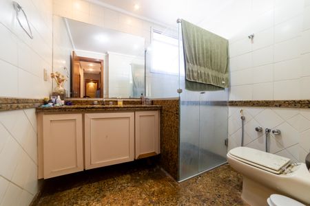 Apartamento à venda com 300m², 4 quartos e 4 vagas Apartamento à venda com 300m², 4 quartos e 4 vagasBanheiro Social 1