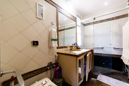 Apartamento à venda com 300m², 4 quartos e 4 vagas Apartamento à venda com 300m², 4 quartos e 4 vagasBanheiro da Suíte