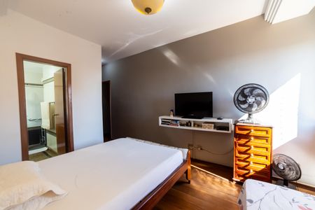 Apartamento à venda com 300m², 4 quartos e 4 vagas Apartamento à venda com 300m², 4 quartos e 4 vagasSuíte