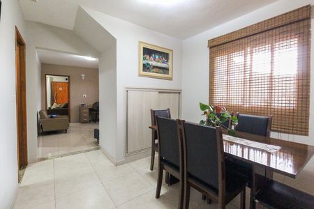 Casa à venda com 245m², 4 quartos e 3 vagas Casa à venda com 245m², 4 quartos e 3 vagasSala