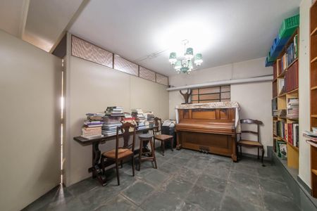 Casa à venda com 260m², 3 quartos e 9 vagasBiblioteca