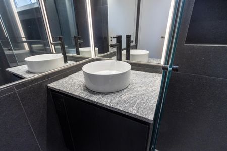 Apartamento à venda com 81m², 2 quartos e 2 vagasBanheiro da Suíte