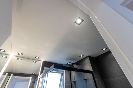 Apartamento à venda com 81m², 2 quartos e 2 vagasBanheiro da Suíte