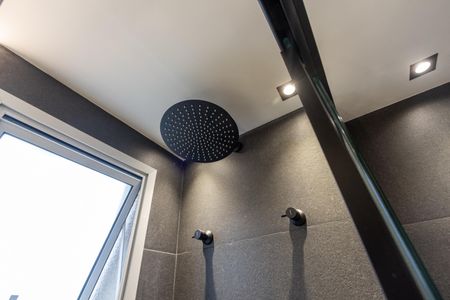 Apartamento à venda com 81m², 2 quartos e 2 vagasBanheiro da Suíte