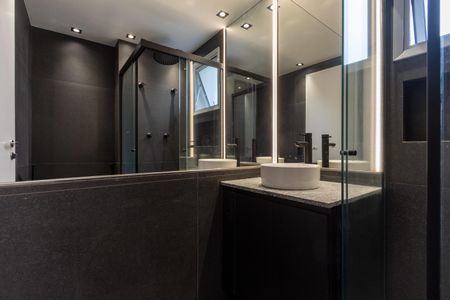 Apartamento à venda com 81m², 2 quartos e 2 vagasBanheiro da Suíte