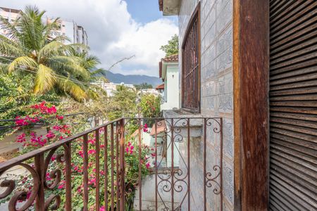 Casa à venda com 219m², 5 quartos e 3 vagas Casa à venda com 219m², 5 quartos e 3 vagasQuarto 1 Varanda