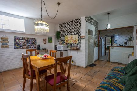 Casa à venda com 219m², 5 quartos e 3 vagas Casa à venda com 219m², 5 quartos e 3 vagasCopa