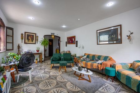 Casa à venda com 219m², 5 quartos e 3 vagas Casa à venda com 219m², 5 quartos e 3 vagasSala