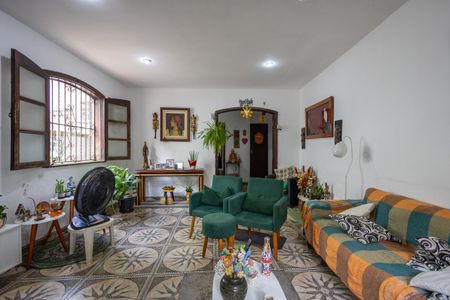 Casa à venda com 219m², 5 quartos e 3 vagas Casa à venda com 219m², 5 quartos e 3 vagasSala