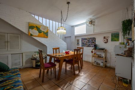 Casa à venda com 219m², 5 quartos e 3 vagas Casa à venda com 219m², 5 quartos e 3 vagasCopa