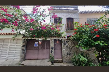 Casa à venda com 219m², 5 quartos e 3 vagas Casa à venda com 219m², 5 quartos e 3 vagasFachada