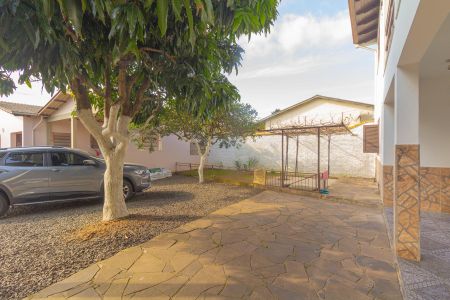 Casa à venda com 330m², 4 quartos e 3 vagas Casa à venda com 330m², 4 quartos e 3 vagasPátio