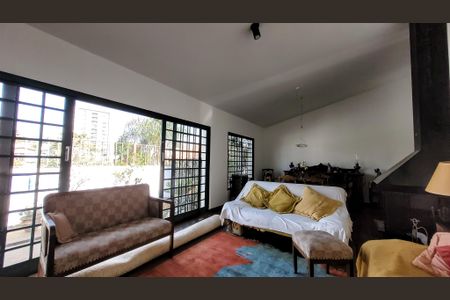 Casa à venda com 212m², 3 quartos e 2 vagas Casa à venda com 212m², 3 quartos e 2 vagasSala