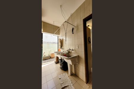 Casa à venda com 212m², 3 quartos e 2 vagas Casa à venda com 212m², 3 quartos e 2 vagasLavanderia