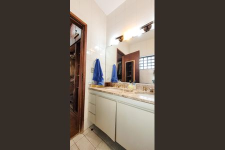 Casa à venda com 212m², 3 quartos e 2 vagas Casa à venda com 212m², 3 quartos e 2 vagasBanheiro da Suite