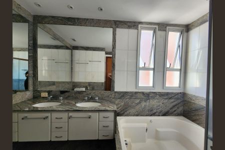 Apartamento à venda com 175m², 4 quartos e 3 vagasBanheiro da Suíte 1