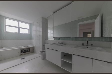 Apartamento à venda com 281m², 4 quartos e 4 vagasBanheiro da Suíte 1