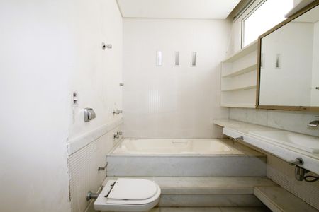 Casa para alugar com 300m², 5 quartos e 4 vagasBanheiro da Suíte 2