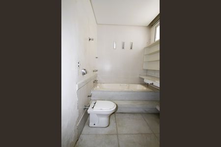 Casa para alugar com 300m², 5 quartos e 4 vagasBanheiro da Suíte 2