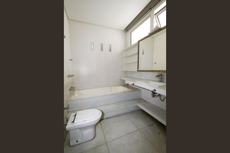 Casa para alugar com 300m², 5 quartos e 4 vagasBanheiro da Suíte 2