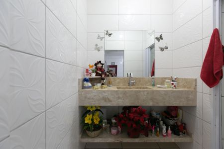 Casa à venda com 180m², 2 quartos e 2 vagasBanheiro 