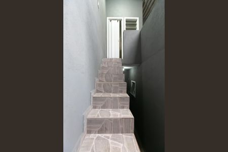 Casa à venda com 180m², 2 quartos e 2 vagasEscada