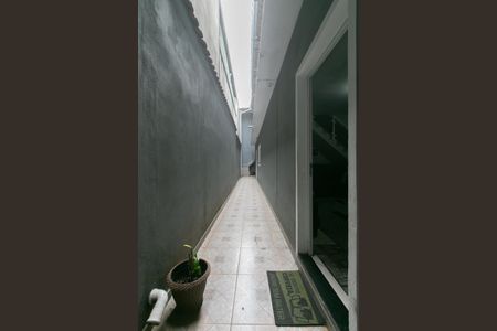 Casa à venda com 180m², 2 quartos e 2 vagasCorredor - Entrada