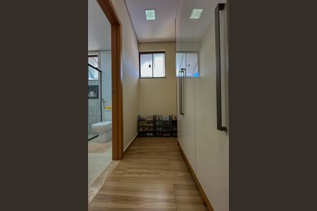 Casa à venda com 186m², 4 quartos e 2 vagas Casa à venda com 186m², 4 quartos e 2 vagasCloset da suíte