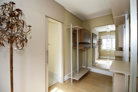 Apartamento para alugar com 279m², 3 quartos e 1 vaga Apartamento para alugar com 279m², 3 quartos e 1 vagaCloset da Suíte 2