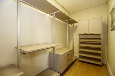 Apartamento para alugar com 279m², 3 quartos e 1 vaga Apartamento para alugar com 279m², 3 quartos e 1 vagaCloset da Suíte 1