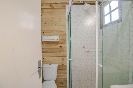 Banheiro da Suíte 2  de casa para alugar com 4 quartos, 150m² em São João, Porto Alegre
