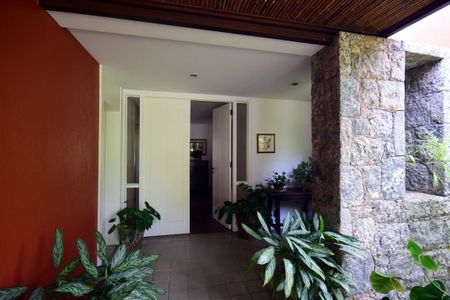 Casa de condomínio à venda com 650m², 4 quartos e 4 vagasEntrada